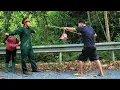 Download Lagu Picking wild vegetables to sell, single mother met a robber, luckily received help from a soldier.