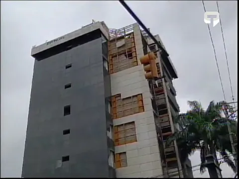 Edificio abandonado en calles Tulcán y Luque