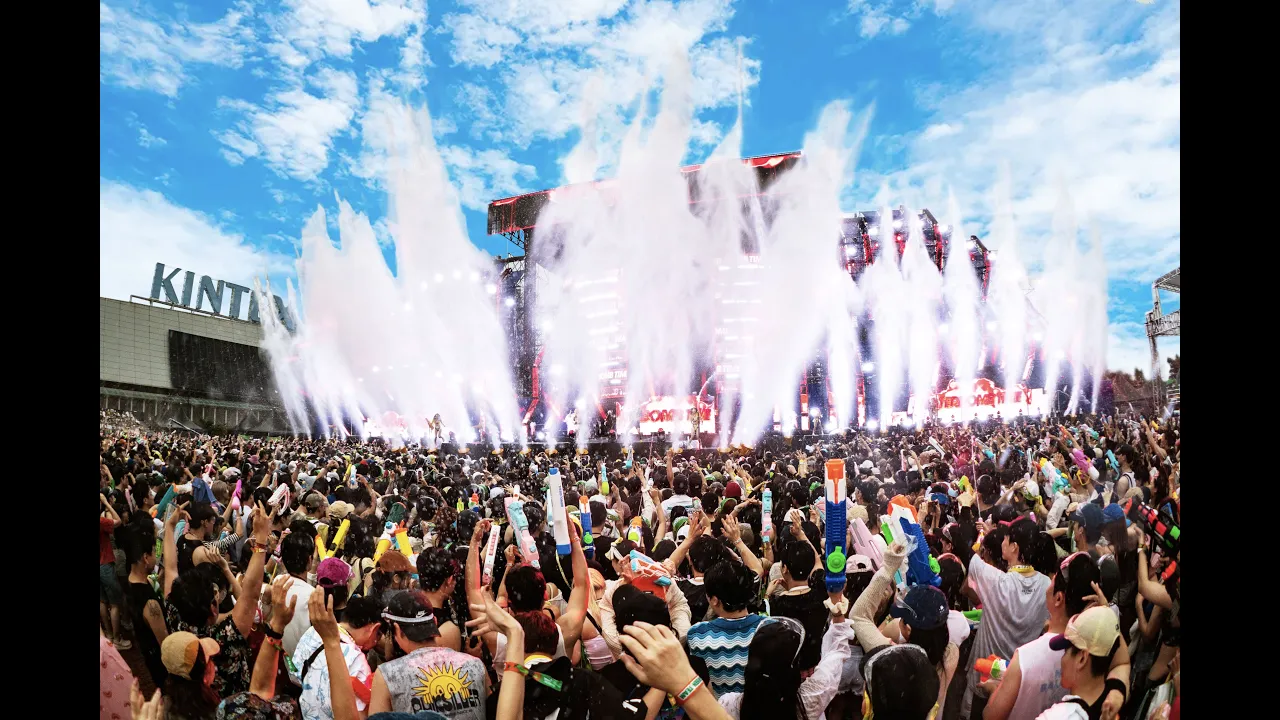 WATERBOMBは、2015年に韓国・ソウルで始まった夏フェスです。真夏の炎天下、ステージ後方から勢いよく水を放つウォーターキャノンと、来場者が持ち込む水鉄砲によって、会場全体がずぶ濡れになりながら音楽を楽しむ、参加型のイベント
