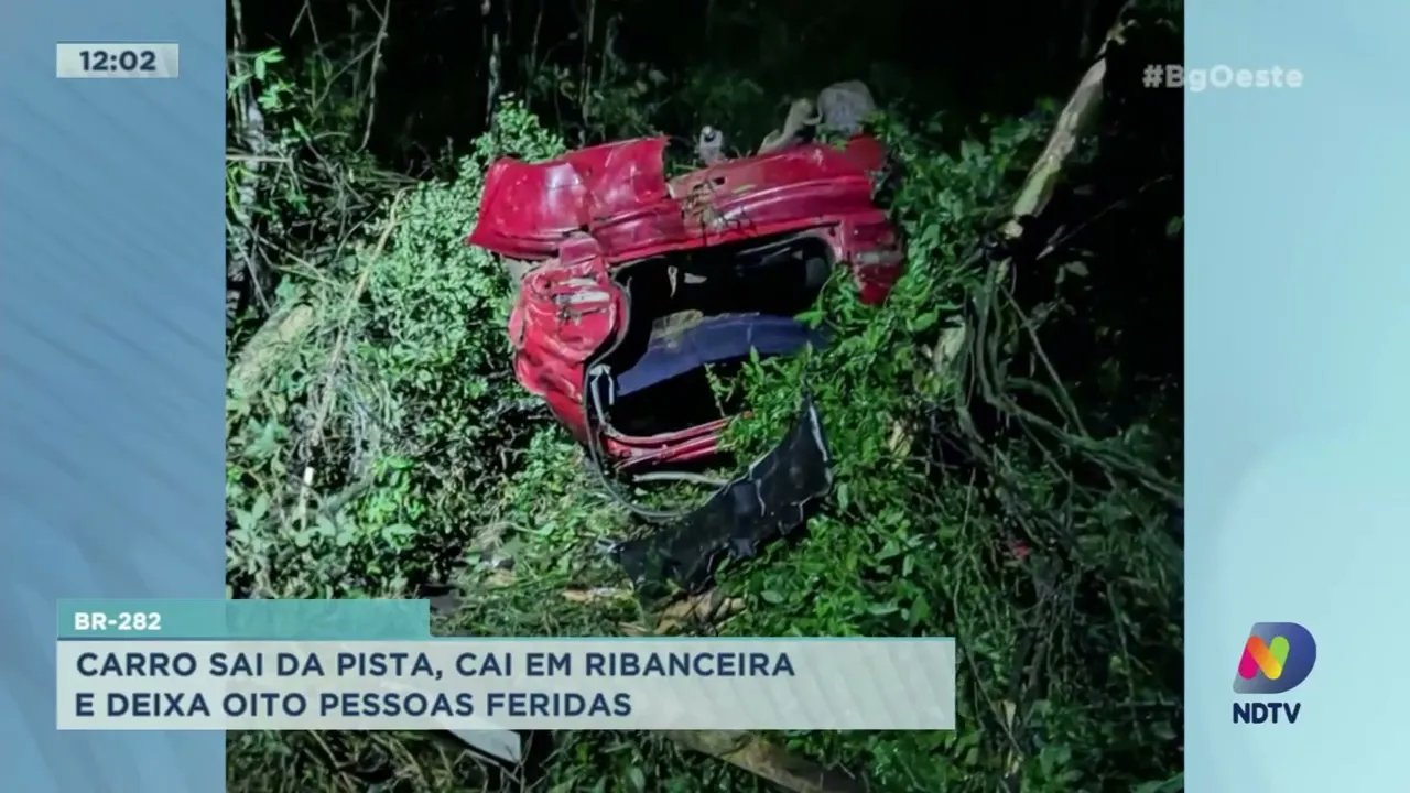 Carro sai da pista, cai em ribanceira e deixa oito pessoas feridas na BR-282