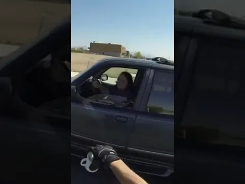 هذا الدراج وجد كوب فتاة على السيارة لن تصدق ماذا حدث بنهاية 😱