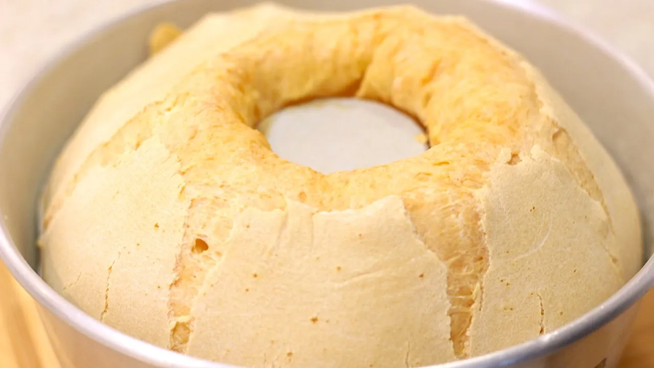BOLO DE PÃO DE QUEIJO FÁCIL E IGUAL AO PÃO DE QUEIJO. INSCREVA SE NO .... 