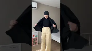 تنسيق القميص الأسود مع البنطلون البيج  تنسيق القميص الأسود مع البنطلون البيج