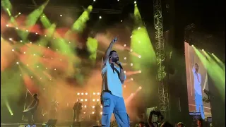 באמצע מופע העשור המחווה של אליעד נחום לחברו שנפטר צוות אביב אברג ל 