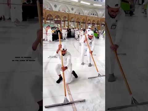 Child is praying🤲on the floor of Kaaba🕋🏃 #nsislamicpath #shorts