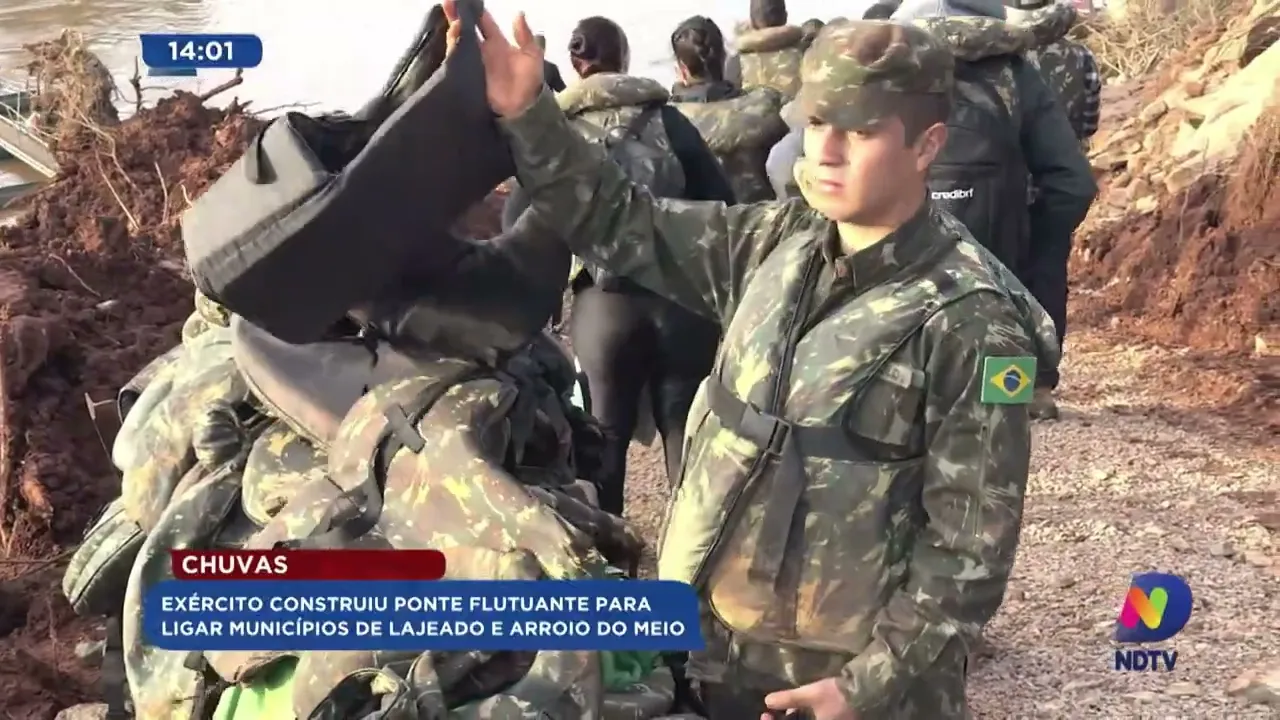 Exército faz ponte flutuante para ligar municípios no Rio Grande do Sul