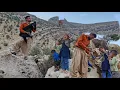 Download Lagu Een plotselinge en pijnlijke gebeurtenis voor Sajjad wanneer Amina verdwaald raakt in de bergen.
