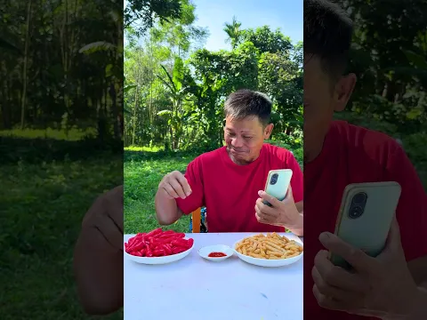 Her crazy reaction to eating chili  😨🌶️