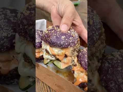 What I eat living in Los Angeles (Part 324) - Purple Ube Bun Burgers from Panda Sal’s 😮