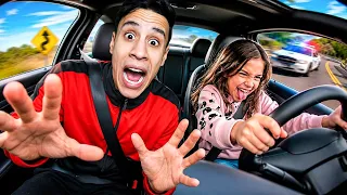 علمت أختي السواقة بصوتي بس… واللي حصل كان كارثة! 😂🚗