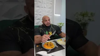 سحس يتحدى بطل كمال الأجسام بيق رامي من يأكل أكثر 