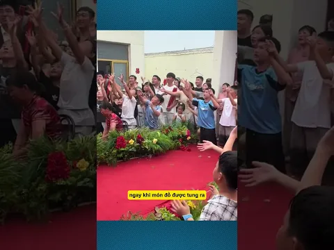 Cậu bé quyết tâm giành lấy đồ chơi chỉ để tặng em!!