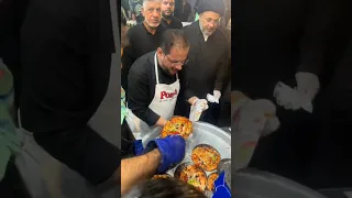 الرادود عمار الكناني يوزع البيتزا على زوار الحسين طريق المشاية زيارة الاربعين 