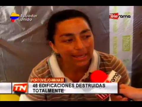 40 rescatistas buscan entre escombros