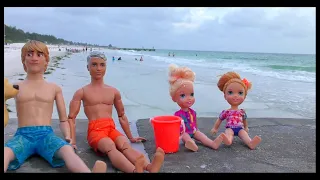 Download Family beach day ! Elsa \u0026 Anna toddlers - sand play MP3