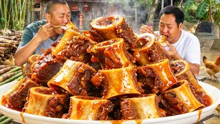 5斤大牛骨大鍋慢燉,二弟做“吸管牛骨髓”,滿口爆汁哥倆吃爽了!【鐵鍋視頻】