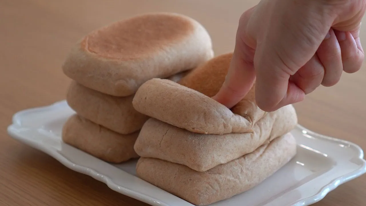 후라이팬만 있으면 이렇게 폭신한 통밀빵 만들 수 있어요 (설탕 버터 싹 뺀 담백한 통밀빵, 샌드위치 활용 꿀팁) Thumbnail