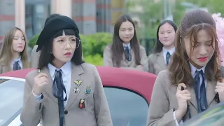 طالبه فقيره ومعندهاش صحاب بس فجأة بيظهرلها ثعلب على شكل بشري بيحقق امنياتها وبيغير حياتها ملخص فيلم 