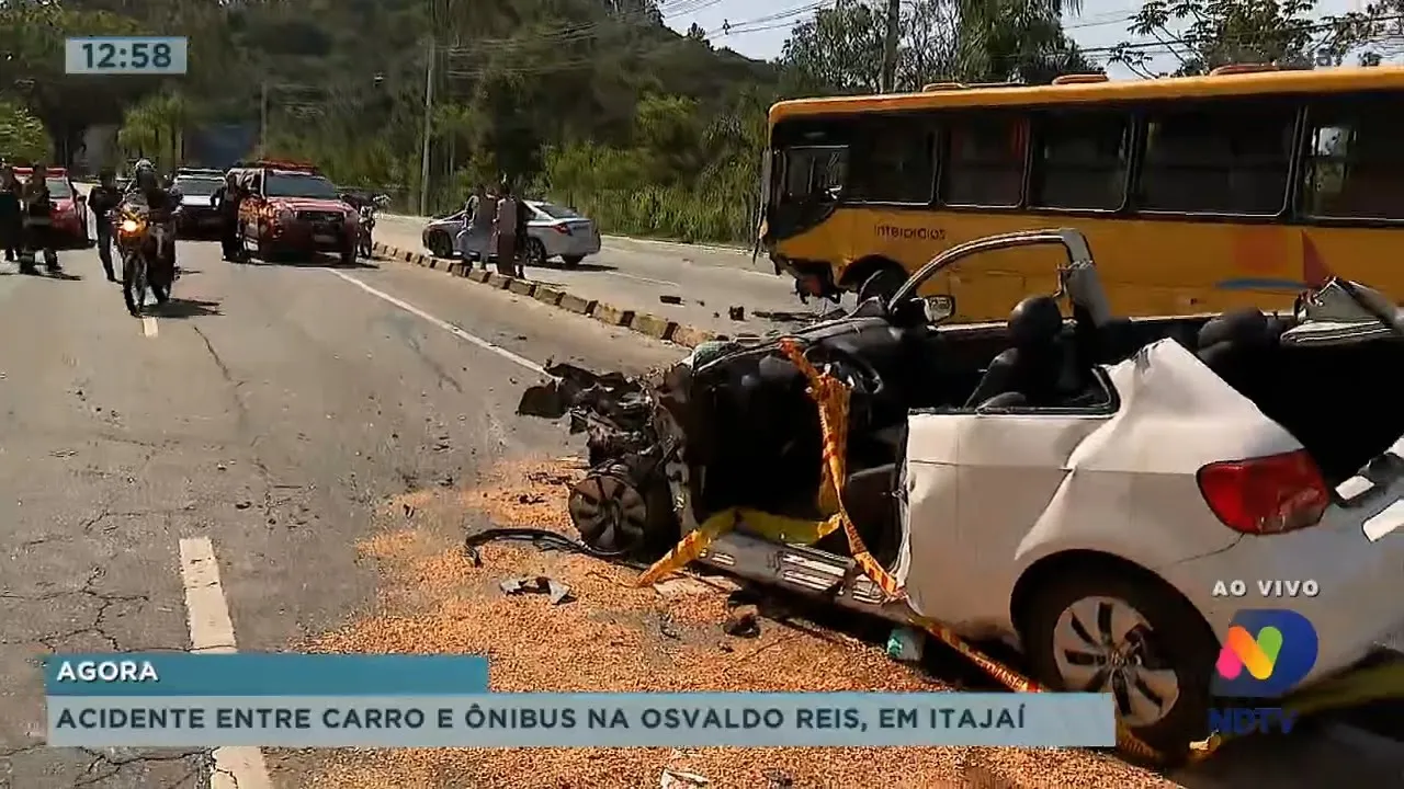 Acidente grave entre carro e ônibus na Osvaldo Reis em Itajaí