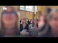 "Du kriegst Hundefutter" – Deutsches Duo wertet Baby-Jungen in Musikvideo ab