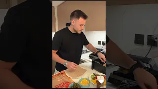 طبخة الجاج ع طريقة رامي حمدان و سيدرا بيوتي وعم يحكو ع موعد العرس     رح يكون ب لبنان ام دبي دندنها