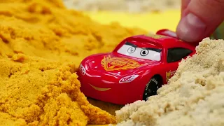 Игрушечные машинки в пустыне: приключение в песках