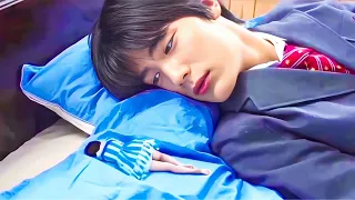 بنت جميله بيتـنمر عليها اجمل شاب فالمدرسه وبيرفض حبها ولما بتتحول لـ لعبه صغيره بتروح تعيش فبيته 