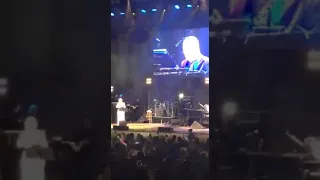 کنسرت گوگوش به یاد ناصر ملک مطیعی آدم که به گذشته 