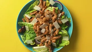 Mori kocht leckere Low Carb Wraps mit Caesar Salad Hähnchen Helft mir: http://bit.ly/Fragenmori09tvY. 