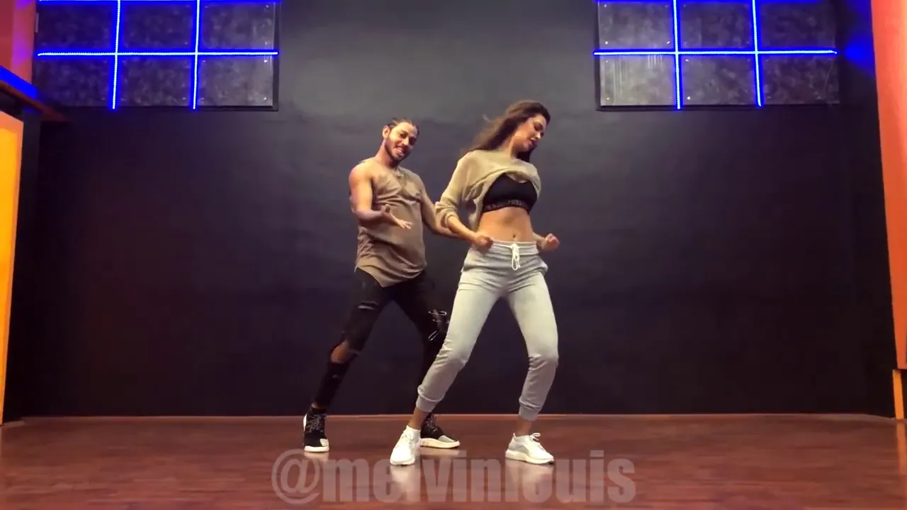 Esha Gupta hot dance