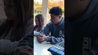 كله بيضحك من القطة 