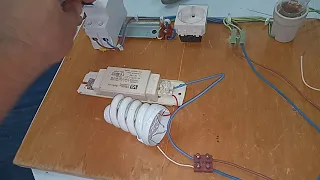 تشغيل لمبه موفره مع ملف خانق وتوضيح فائدة الاستارتر والمكثف  تشغيل لمبه موفره مع ملف خانق وتوضيح فائدة الاستارتر والمكثف