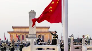 الآلاف يتجمعون لمشاهدة مراسم رفع العلم الوطني عند شروق الشمس لعام 2023 