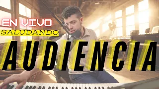 Saludando a la Audiencia