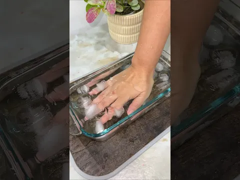 Pon las manos en hielo