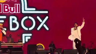 اغنية قلوده تامر حسني كزبره علي مسرح ريد بول لايف لاول مره دندنها