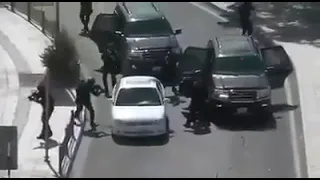 مداهمة قوات أمنية اردنية لشخص داخل مركبته 