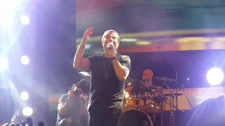 شاهد عمرو دياب يولع حفلة ال     بأغنية تنسى واحدة دندنها