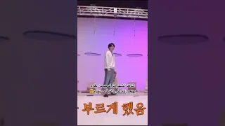 شاهد الشهير بارك جيمين يقوم بهز وركه على اغنية مسيطره 