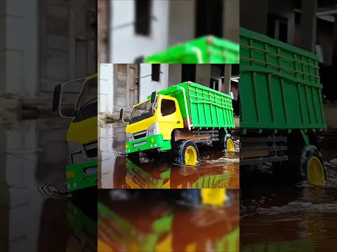 Truk Canter Ban Monster Menerobos Jalan Banjir