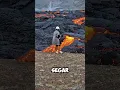 Download Lagu Berbahaya Tapi Menguntungkan: Gadis Ini Kumpulkan Lava dari Gunung Berapi! #shorts