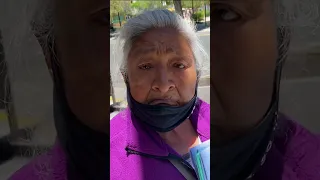 Vi a una abuelita de 79 años vendiendo en la calle… 💔 así que hice lo siguiente…