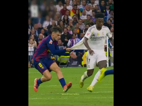 Vinicius Jr Gives His Shirt To Pedri 🤩