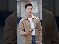 窮小夥一覺醒來，竟發現身邊多了五個各懷絕技的絕色師姐！豈料下一秒綁定團寵系統，只要獲得師姐們的寵愛就能狂暴抽取神級技能，窮小夥靠着團寵系統秒變當世第一神人，師姐們更是死心塌地賴在他身邊！