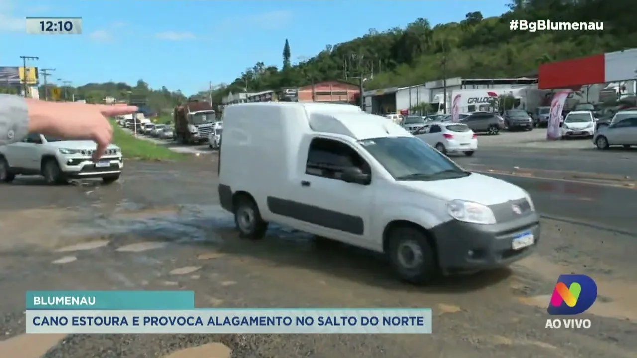 Rompimento de adutora causa transtorno na BR-470 em Blumenau