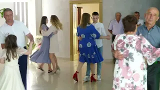 ЧОМУ КВІТИ НЕ В ЯНУТЬ ВЕСІЛЬНА ПІСНЯ ВАЛЬС 