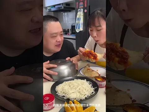 Chồng tham lam bỏ đùi gà lấy cánh tay, kết cục khiến người cười!