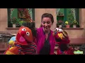 Sesame Street: Elmo and Ernie Sing Rubber Duckie Song