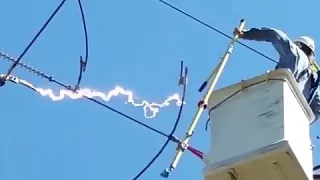 أخطر حوادث الكهرباء حادث رهيب لصاعقة كهربائية لولا الوقاية الجيدة 