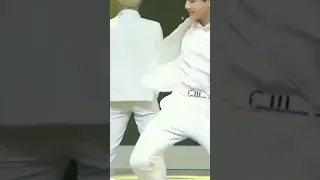 رقص جونغكوك علي اغنيه اجنبيه بم بم 